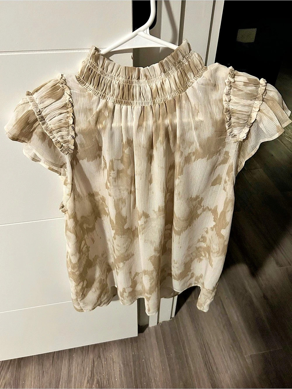 Calvin Klein Abstract Ruffle Sleeve Blouse in Cream Size Large Like New